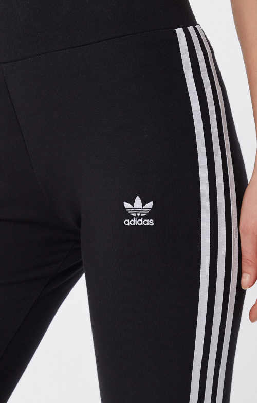 Černé legíny adidas s bílými proužky na bocích