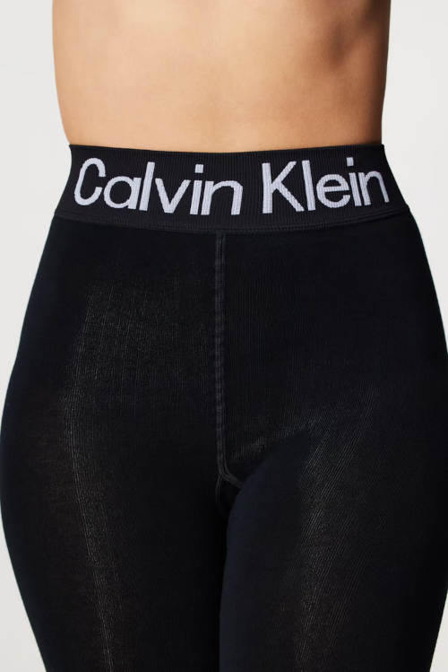 Legíny mají v pase bílý nápis Calvin Klein